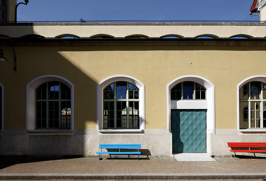 Turnhalle mit neuer Türe und Fenstern